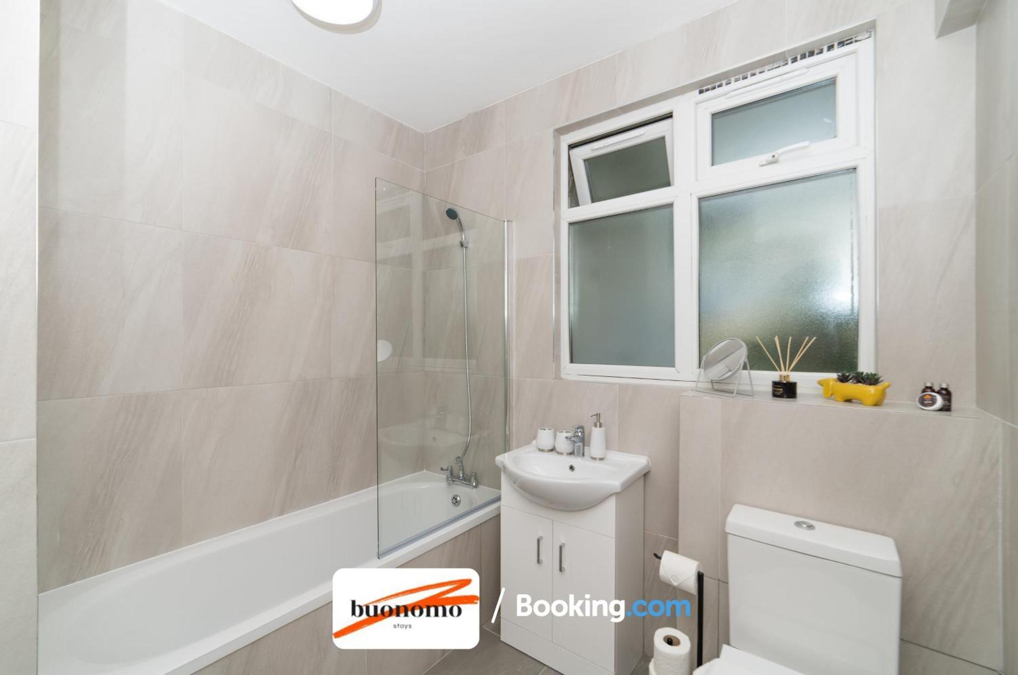 Two Bedroom Apartment By Buonomo Stays Short Lets & Serviced Accommodation With Balcony London Exterior foto