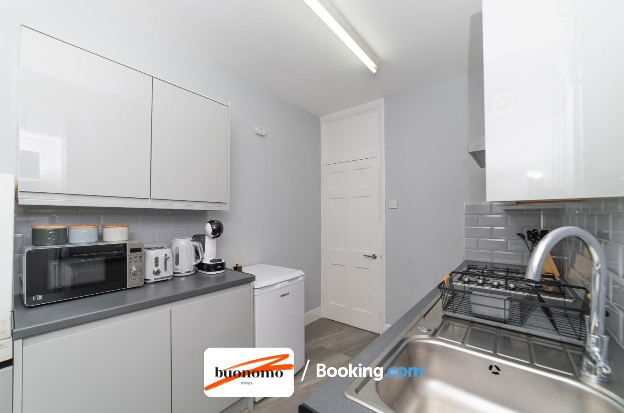 Two Bedroom Apartment By Buonomo Stays Short Lets & Serviced Accommodation With Balcony London Exterior foto